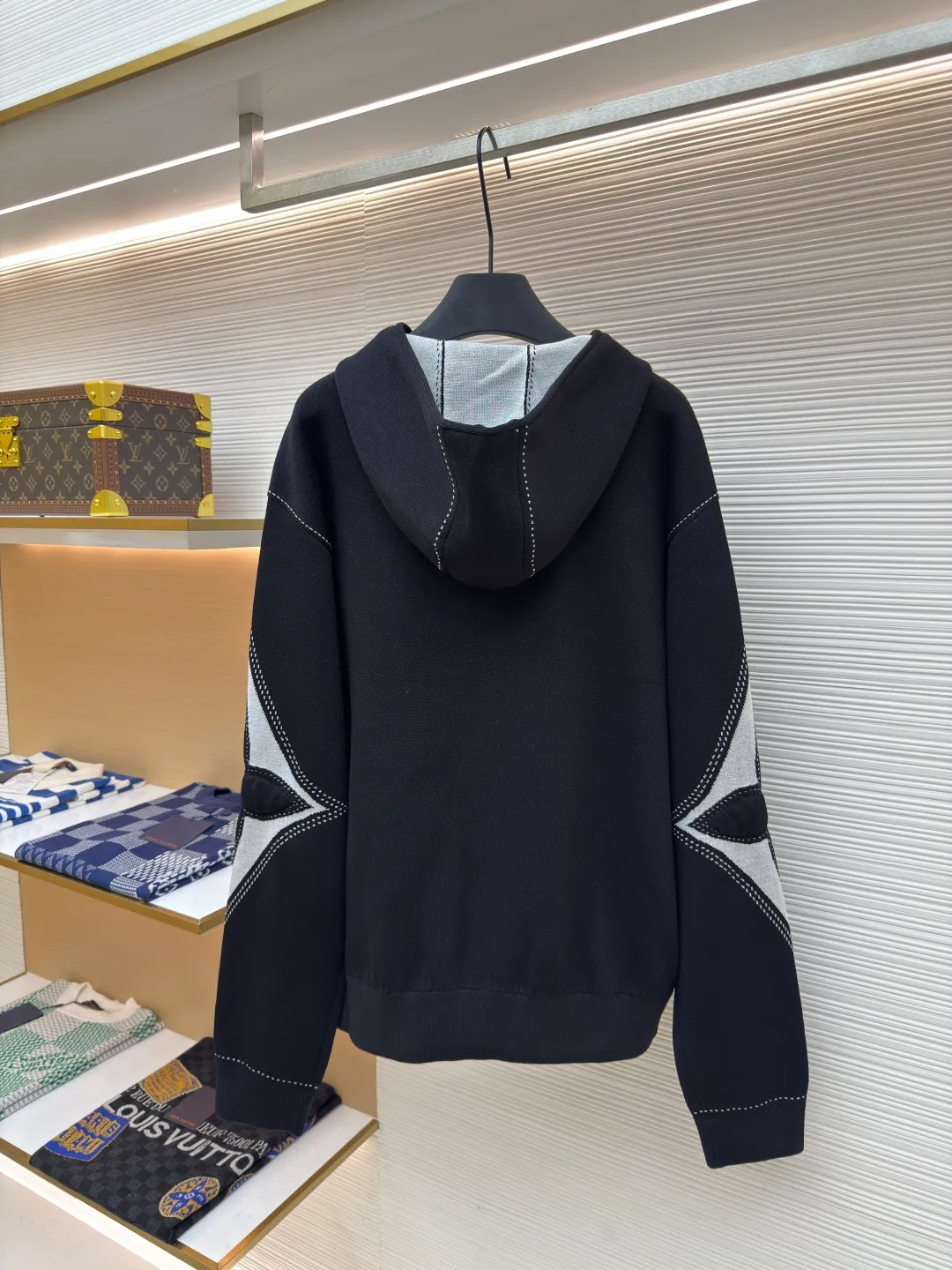 LOUIS VUITTON four-leaf clover zipper jacket ●Authentic product: purchased and developed for 18500 ●Item number: 1680392-B75 ●Fabric: combed siro spinning ●Technology: knitting ●Version: fitted version ●Weight: about 985 grams ●Size: S-M-L-XL ●Description: The fabric is made of 60-count double-strand combed siro spun yarn, which is twisted into one strand from 3 yarns, and is fixed-dyed in beige gray. Imported 1 4 knitting machines are used. A variety of local jacquard techniques plus an extremely complex double-sided middle plating technique can make the pattern convex and increase the thickness. Fine 16-needle sewing plate plus flat turning technology. The whole piece is washed with soft water. Same style for men and women!